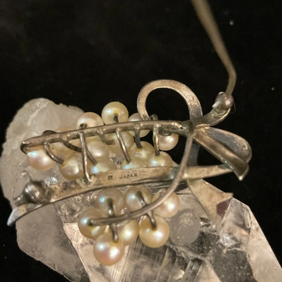 1930’s Silver Scroll 20 Cultured Mikimoto Pearl Brooch. Japan - Picture 6 of 10